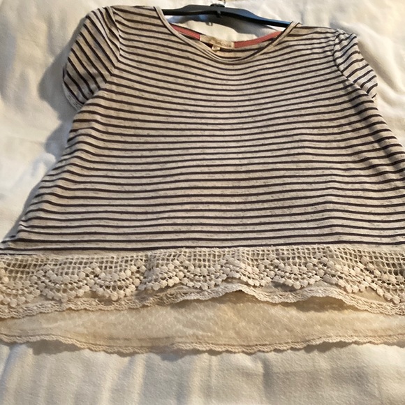 Hi low stripped top with lace at the bottom - Picture 3 of 7